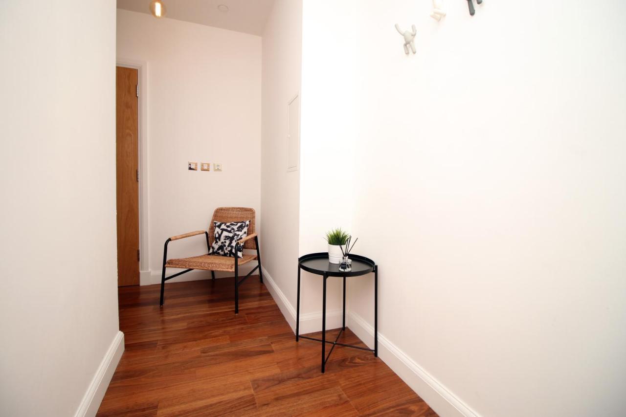 No 2 Under The Clock By Ssw - 2Br, Right In The City Centre, Sleeps 6 Cardiff Eksteriør bilde