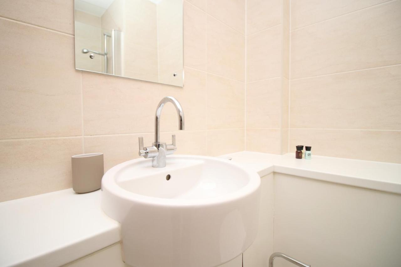 No 2 Under The Clock By Ssw - 2Br, Right In The City Centre, Sleeps 6 Cardiff Eksteriør bilde