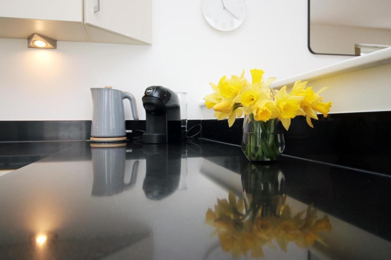 No 2 Under The Clock By Ssw - 2Br, Right In The City Centre, Sleeps 6 Cardiff Eksteriør bilde